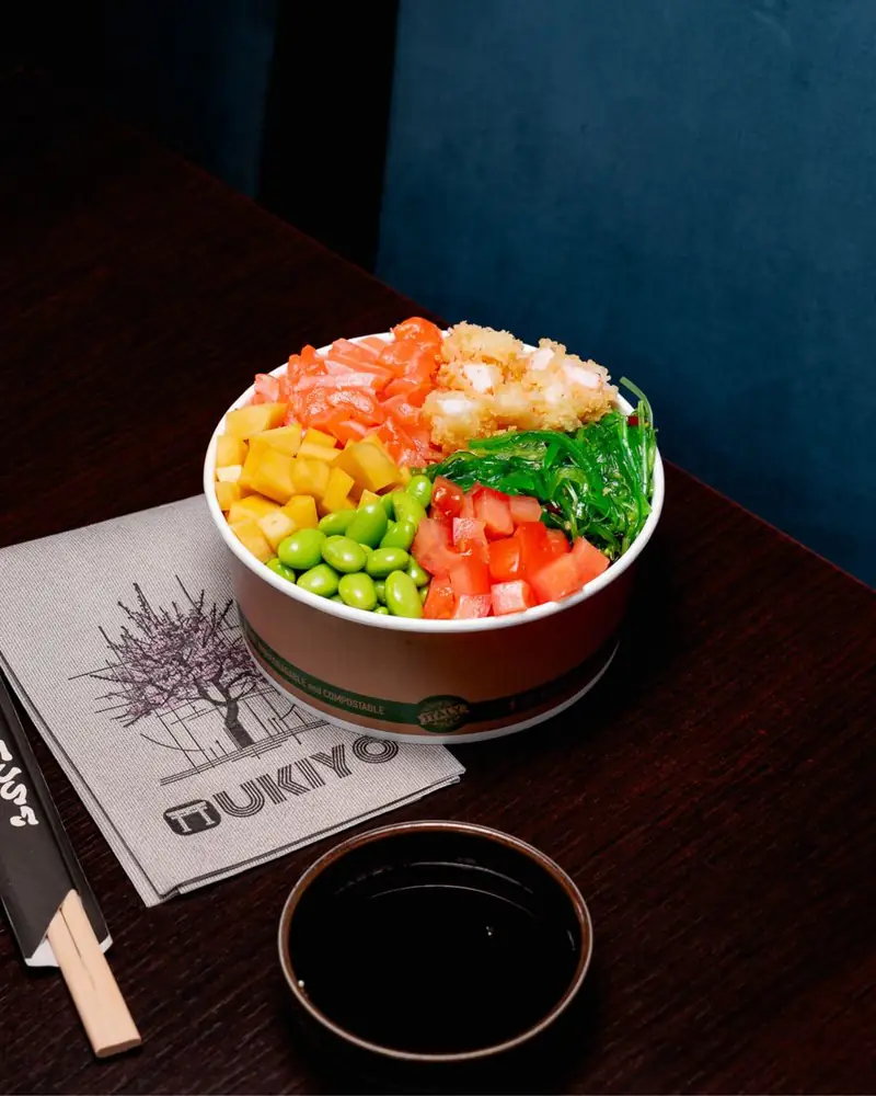 Poke con salmone, mango, edamame, pomodoro e alga wakame