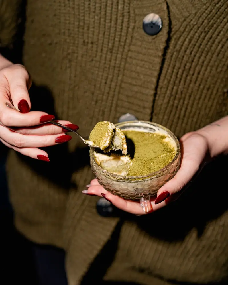 Tiramisù al tè matcha in una coppetta di vetro
